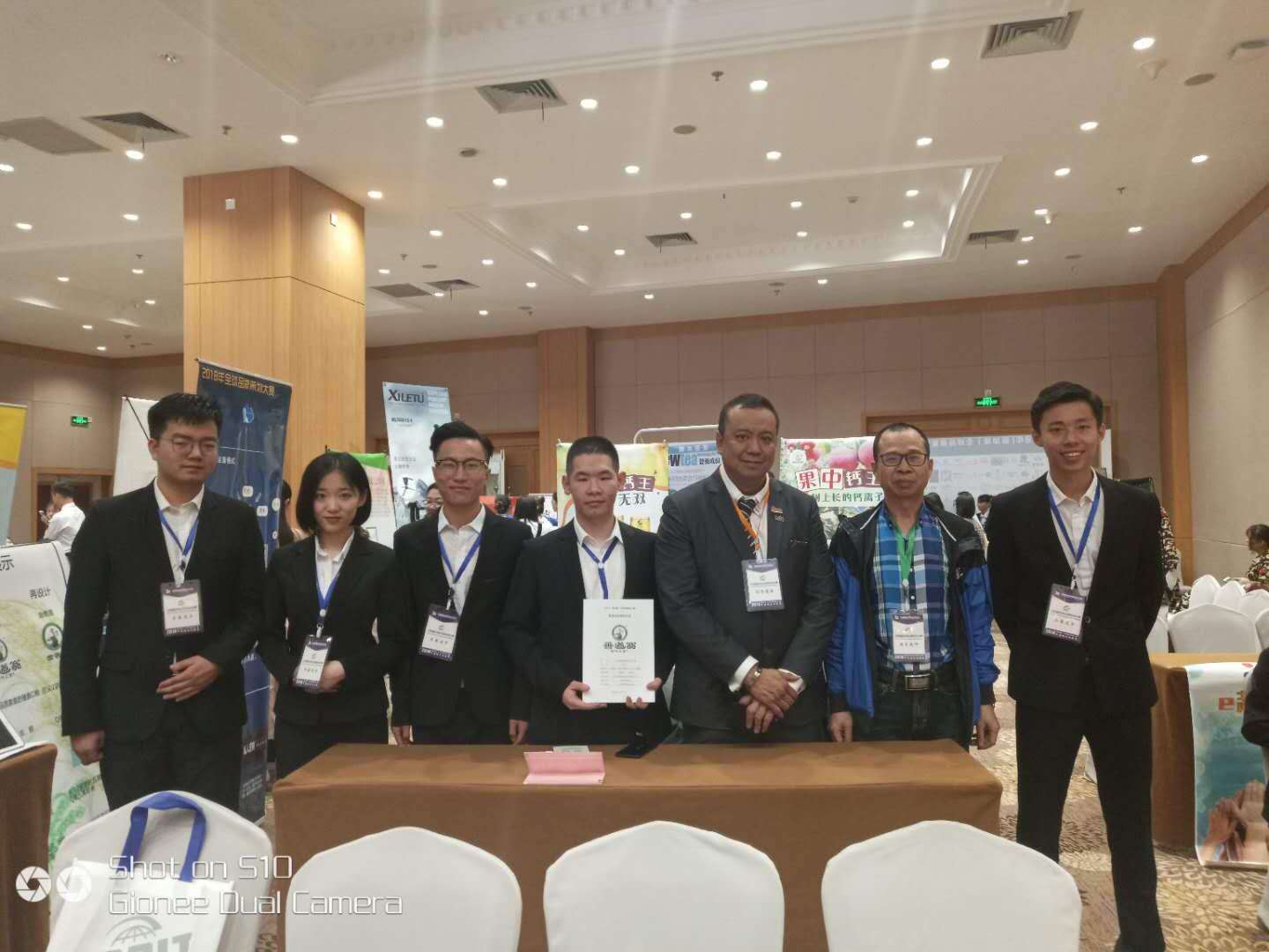 1525228200128699.jpg 管理学院一等奖队与指导老师和全球华人营销联盟(GCMF)及新加坡营销协会主席袁伟成合影.jpg